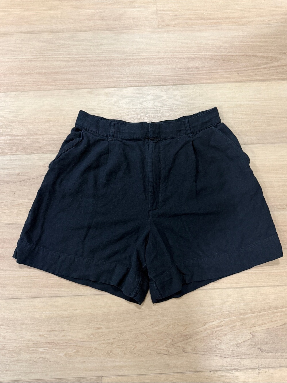 Abercrombie Women's 6 Inch Linen-Blend Tailored Shorts